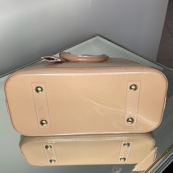 💯 % Authentic Louis Vuitton Alma vernis PM in cream👜👜 - Picture 7 of 13